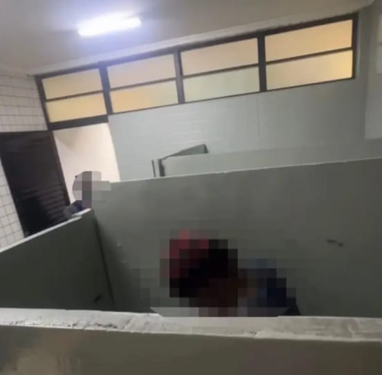 Mulheres batem em homem que estaria se masturbando dentro do terminal